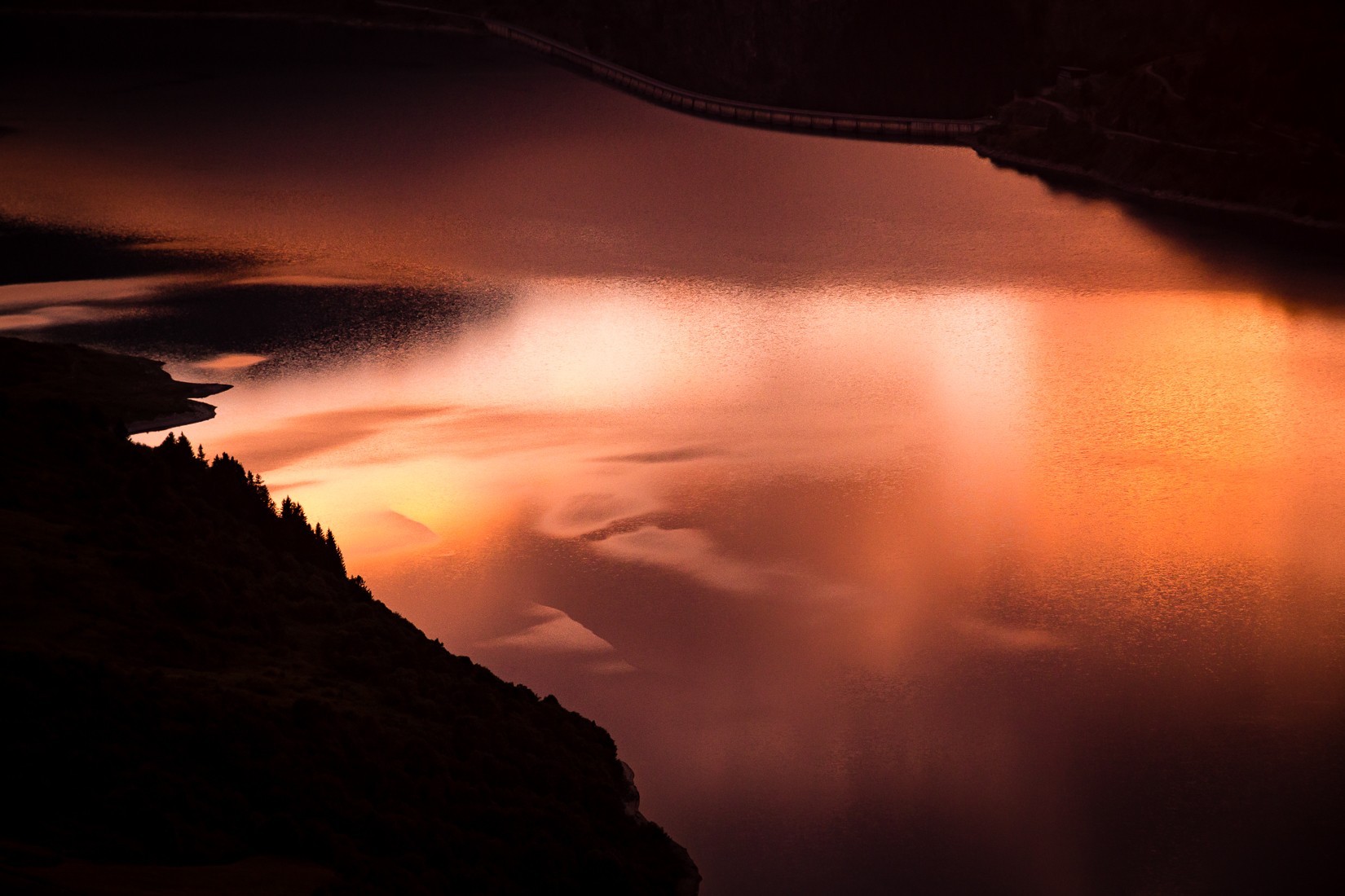 Les détails de l'eau de Roselend au coucher de soleil