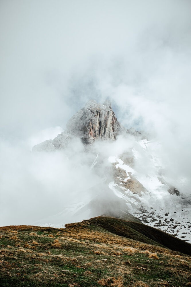 Une aiguille d'Arves cachées par les nuages