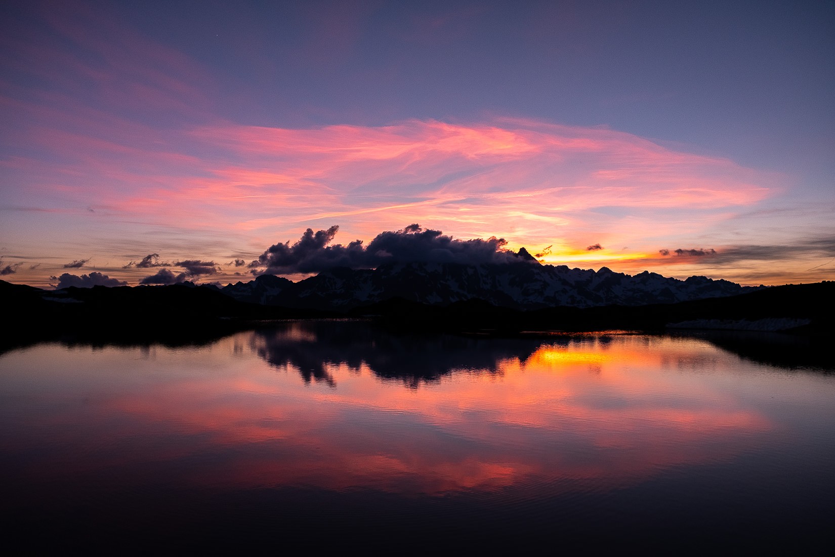 Belledonne et les lacs Besson au coucher de soleil